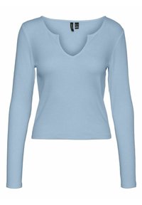 Světle modrý top s dlouhým rukávem vyrobený z měkké tkaniny, s hlubokým výstřihem do V a přiléhavým střihem. Jednoduchý design bez vzorů nebo akcentů.