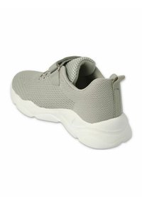 Szare siateczkowe sneakersy z okrągłą białą podeszwą, z paskiem i sznurowaniem, oraz teksturowanym tyłem dla dodatkowego wsparcia.