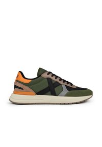 Zapatillas verdes y negras con una mezcla de materiales que incluye tela y cuero. Presenta acentos en naranja y beige. Suela gruesa de goma.