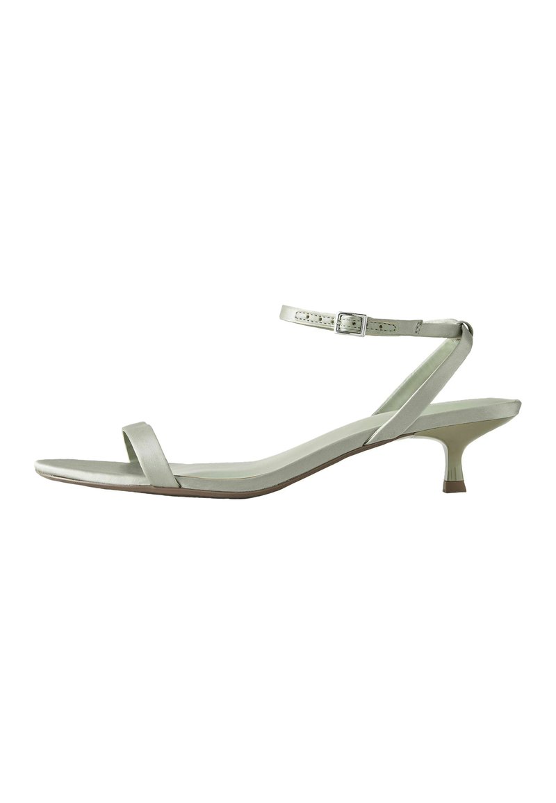 Lys grønne satin ankelrem sandaler med minimalistisk design, åben tå, slank hæl og diskret hardware-detalje på remmen.