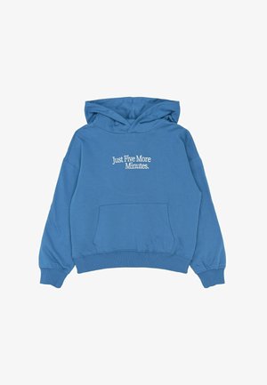 Zila kapuce, kas izgatavota no mīksta auduma, ar kangaru kabatu, ribotiem piedurknēm un baltu izšuvumu ar tekstu "Vēl piecas minūtes".