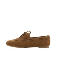Mocassino in suede marrone con profilo basso, lacci davanti e cuciture a contrasto. Suola piatta in gomma e design a punta rotonda.