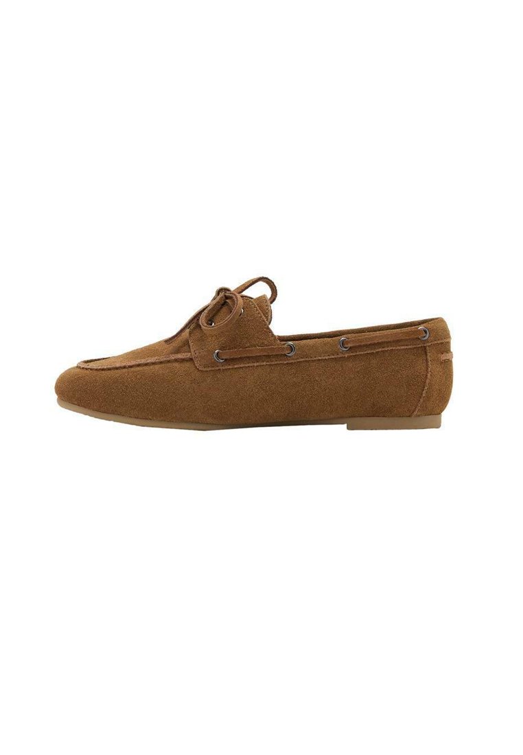 Mocassino in suede marrone con profilo basso, lacci davanti e cuciture a contrasto. Suola piatta in gomma e design a punta rotonda.
