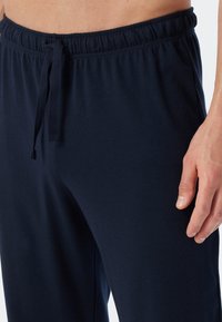 Navy katoenen sweatpants met een elastische tailleband, verstelbare trekkoord, zijzakken en een zachte textuur.