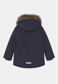 Parka bleu marine avec capuche doublée de fausse fourrure, taille cintrée, poignets élastiques et détails réfléchissants à l'arrière pour la visibilité.