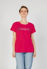 T-shirt fucsia con scollatura rotonda e maniche corte, caratterizzata da un logo stampato in argento "Blauer" sul petto. Materiale misto cotone.
