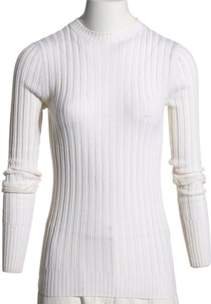 Pull blanc côtelé à manches longues avec col rond sur un mannequin, manches légèrement froncées au niveau des avant-bras, style ajusté.