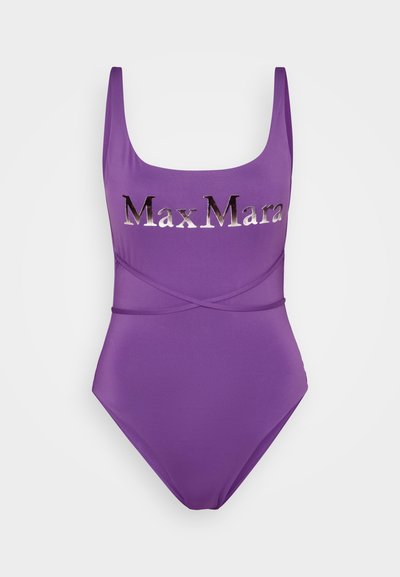 Violetti yksiöönti uimapuku, jossa on leveät olkaimet ja "Max Mara" -logo metallinvärisin kirjaimin rinnan kohdalla.