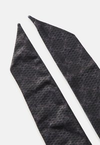 Gravata de tecido preto com um padrão texturizado em colmeia e extremidades pontiagudas, apresentando tons subtis de roxo e um acabamento suave.