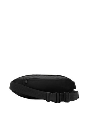 Melnā vidukļa soma ar rāvējslēdzēja kabatu un regulējamu siksnu, uz kuras ir reljefa teksts un plastmasas sprādzes aizdare.