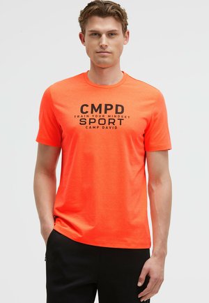 RUNDHALS MIT LOGO ARTWORK - T-Shirt print - neon fire