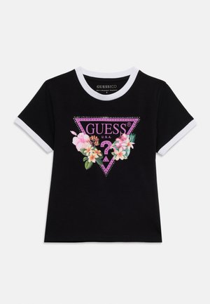 Juoda trumpomis rankovėmis marškinėliai su baltais apvadais, priekyje yra violetinis Guess logotipo trikampis ir rožinės bei baltos tropinės gėlės.