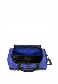 Blauer Dufflebag aus strapazierfähigem Stoff; verfügt über ein großes, offenes Hauptfach, eine schwarze Innenauskleidung, robuste Griffe und eine rollbare Basis.