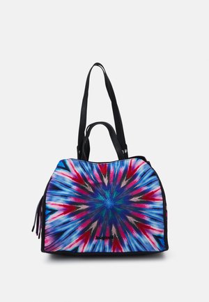 Torba podróżna z czarnymi uchwytami, z promienistym wzorem tie-dye w kolorach niebieskim, czerwonym, różowym i białym na przednim panelu.