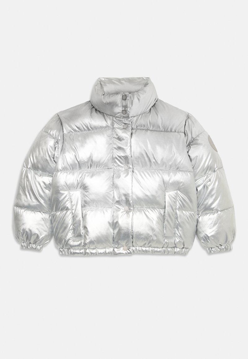 Jacket umplut argintie cu guler înalt, model matlasat, manșete elastice și un buzunar frontal. Fabricată dintr-un material lucios și ușor.