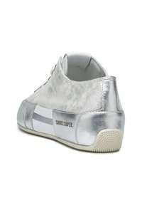Zapatilla plateada con una parte superior texturizada, que presenta acentos metálicos suaves, una franja blanca y el nombre de la marca "CANDICE COOPER" en el lateral.