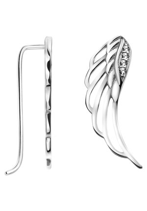 Boucle d’oreille en forme d’aile en argent avec un design ajouré et de petites pierres précieuses incrustées le long de la courbe supérieure, vue de face et de côté.