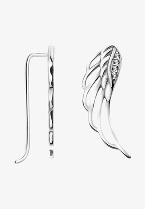 Boucle d’oreille en forme d’aile en argent avec un design ajouré et de petites pierres précieuses incrustées le long de la courbe supérieure, vue de face et de côté.