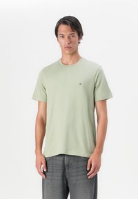 Tommy Hilfiger SEASONAL SOLID TEE - Jednoduché tričko - earth sage