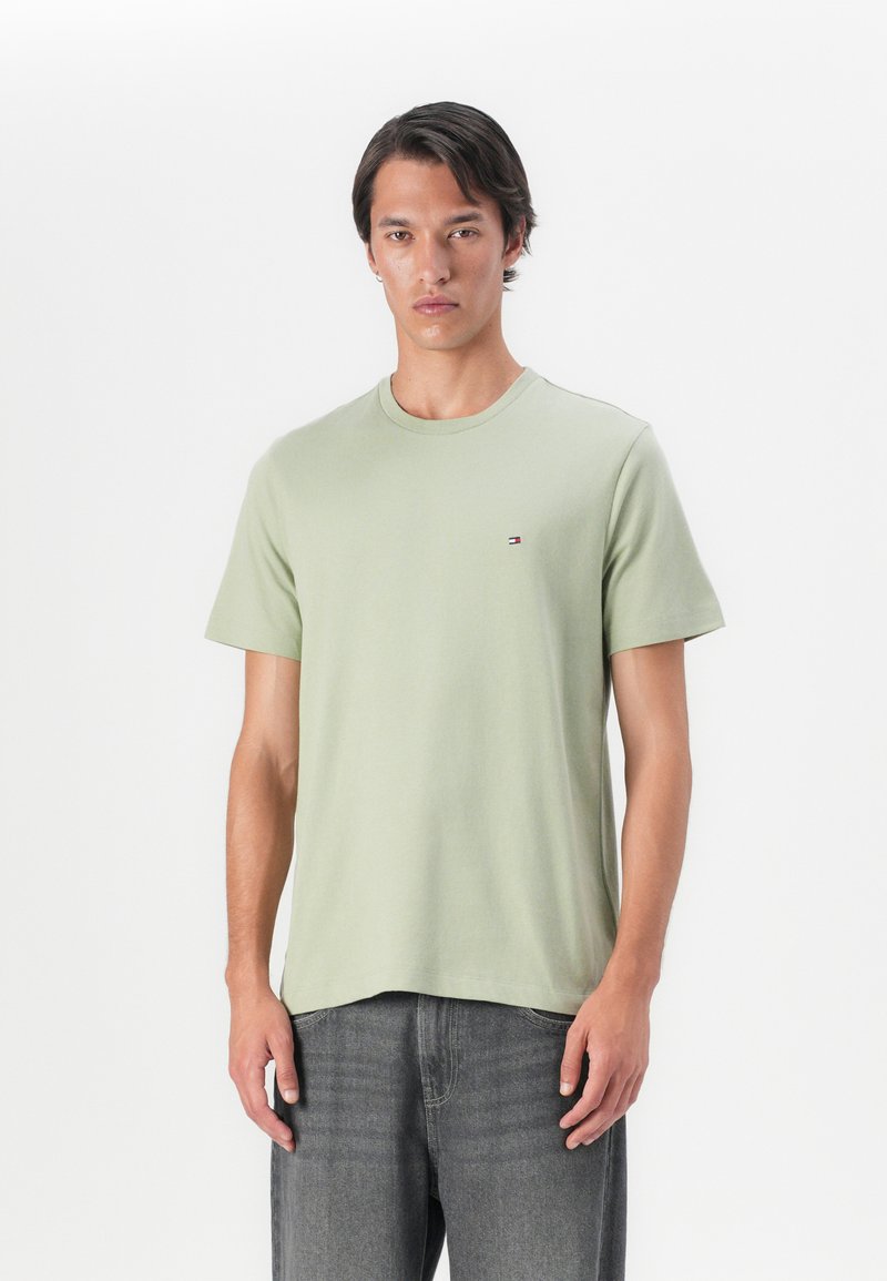 Tommy Hilfiger SEASONAL SOLID TEE - Jednoduché tričko - earth sage