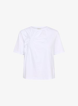 Fehér pamut póló kerek nyakkal és rövid ujjakkal. A bal oldalon egy csavart anyag részlet található, amely extra textúrát ad.