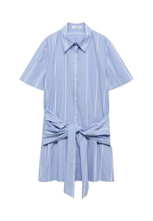 Světle modré šaty košilového stylu s bílými vertikálními pruhy, krátkými rukávy, zapínáním na knoflíky a tkaným pasem pro zvýraznění postavy. Vyrobené z měkké látky.