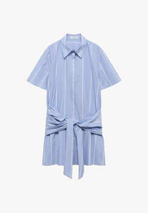 Robe chemise bleu clair avec des rayures verticales blanches, manches courtes, fermeture à boutons et taille nouée pour un effet de silhouette. Fabriquée en tissu doux.