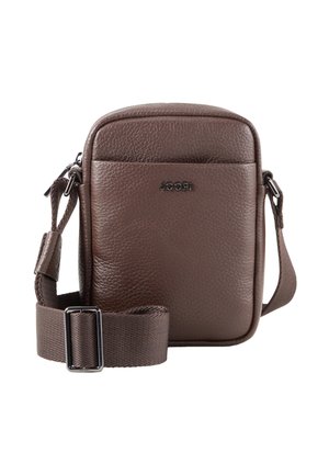 Braune Leder-Umhängetasche mit verstellbarem Stoffriemen und Metall-„JOOP!“-Logo auf der Vordertasche.