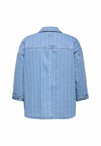 Gai zils džinsus jaka ar vertikālām baltām svītrām, īsām piedurknēm un klasisku apkakli. Iekļauta birka aizmugurē un pogām aiztaisāmas piedurknes.