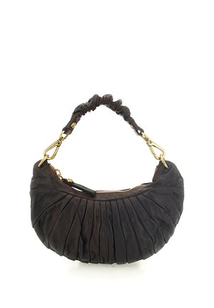 Piccola borsa a mano in pelle nera con design plissettato, cerniera in tonalità oro e manico arricciato con fibbie dorate.