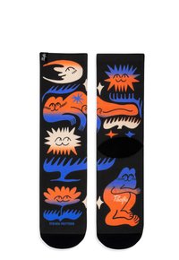 Calcetines negros con diseños gráficos coloridos, que incluyen rostros abstractos, flores y estrellas en tonos naranjas y azules. Marcas destacadas en la parte inferior.