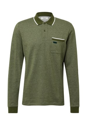 Langärmeliges Poloshirt in Dunkelgrün mit strukturierter Stoffqualität. Ausgestattet mit einem weißen gestreiften Kragen, einer Knopfleiste und einer Brusttasche mit Reißverschluss.