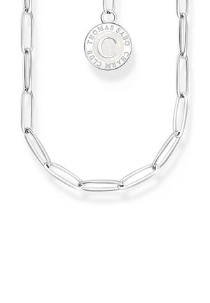 Srebrny naszyjnik łańcuszkowy z wydłużonymi owalnymi ogniwami i okrągłą zawieszką z grawerem "Thomas Sabo Charm Club" oraz dużą literą C.