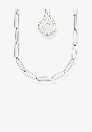 Srebrny naszyjnik łańcuszkowy z wydłużonymi owalnymi ogniwami i okrągłą zawieszką z grawerem "Thomas Sabo Charm Club" oraz dużą literą C.