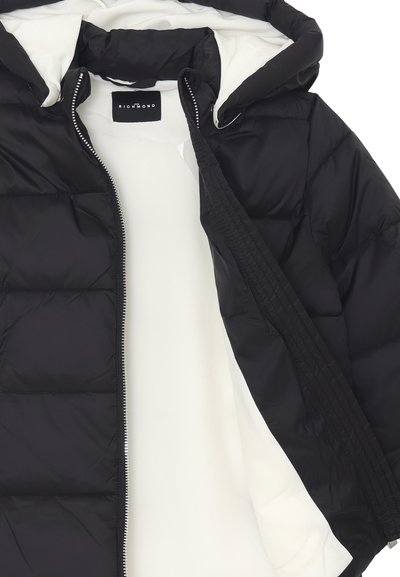 Giacca nera imbottita con chiusura a zip, dotata di fodera interna bianca, cappuccio e polsini elasticizzati. Etichette visibili all'interno.