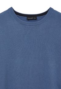 Maglione girocollo blu lavorato a maglia, realizzato in tessuto morbido, con colletto ribattuto e branding minimale sull'etichetta interna.
