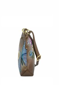 Braune Lederhandtasche mit einem blauen Schmetterlingsdesign und floralen Akzenten, goldfarbenen Beschlägen und einem einzigen verstellbaren Tragegurt.