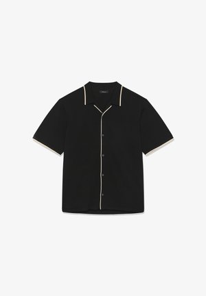 Crna košulja kratkih rukava s kopčama i kremastim ukrasnim trakom uz ovratnik, prednju stranu i rubove rukava, položena ravno na bijeloj pozadini.