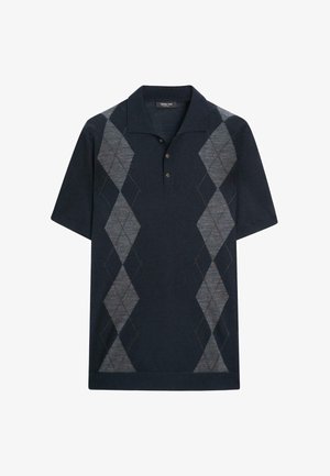 Marineblaues Polohemd mit kurzen Ärmeln, grauen Rautenmuster auf der Vorderseite und Dreiknopfleisten-Kragen.