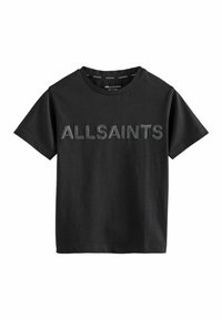 Melna kokvilnas T-kreklā ar apaļu kakla izgriezumu un īsām piedurknēm, uz kura priekšpuses ir drukāts "ALLSAINTS" tekstūrētā dizainā.