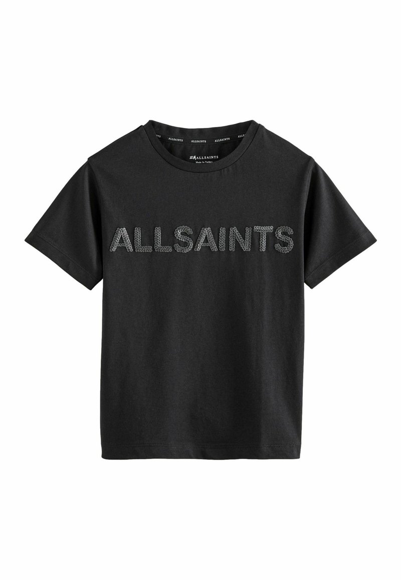 Melna kokvilnas T-kreklā ar apaļu kakla izgriezumu un īsām piedurknēm, uz kura priekšpuses ir drukāts "ALLSAINTS" tekstūrētā dizainā.