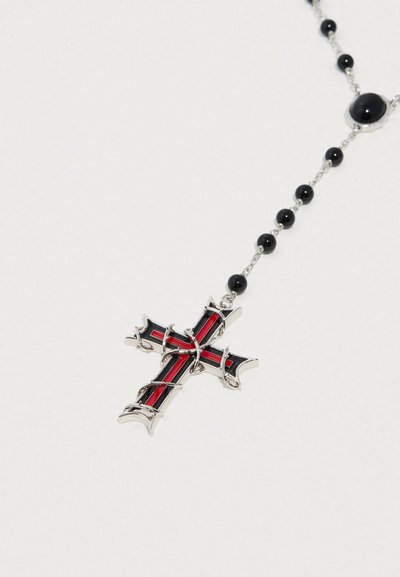 Pandantiv cruce negru și roșu cu accente argintii, având un design cu capete ascuțite și un lanț negru cu mărgele.