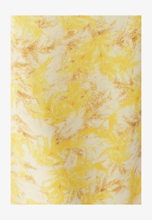 Puuvillakangas, jossa on keltainen ja vaaleanruskea lehtikuvio, pehmeällä pinnalla ja abstraktilla suunnittelulla.