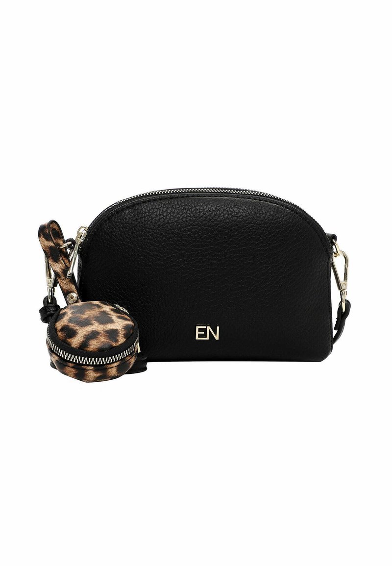 Borsa a tracolla in pelle nera con zip, hardware dorato e logo impresso; include un portafoglio tondo a stampa leopardata removibile.