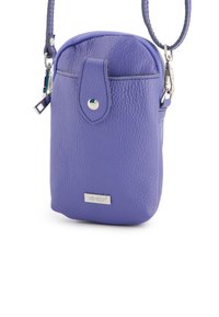 Fioletowa skórzana torba na ramię z teksturowaną powierzchnią, zamknięciem na zamek błyskawiczny, zapięciem na zatrzask i srebrną płytką z logo na dole. W zestawie regulowany pasek.