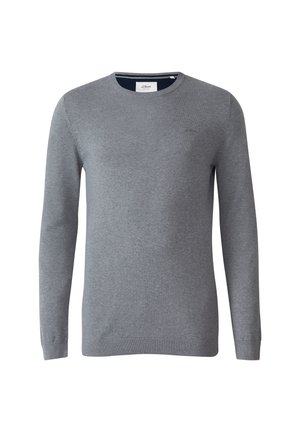 Pull gris à manches longues en tissu tricoté doux. Présente un col rond et des poignets côtelés. Petit logo visible sur la poitrine.