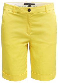 Pantalones cortos de algodón amarillos con una textura suave, que cuentan con un cierre de un solo botón, bolsillos delanteros y puños doblados.