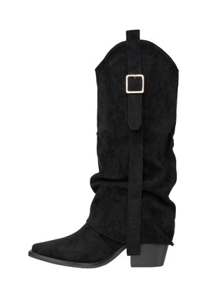 Bottine en daim noir avec un design décontracté, un bout pointu et une bride latérale avec une boucle dorée. Talon bas empilé. Texture lisse.