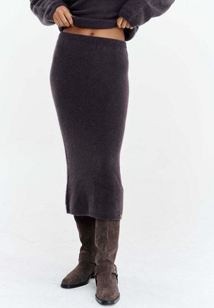 - Spódnica ołówkowa