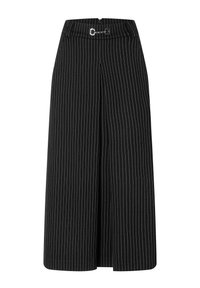 Schwarze weit geschnittene Hose mit weißen Nadelstreifen, ausgestattet mit einem Reißverschluss und einem Gürtel mit einer silbernen Schnalle. Glattes Material mit einem strukturierten Design.